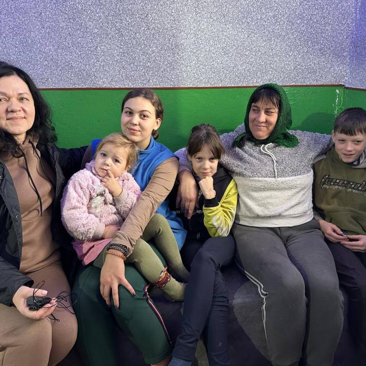 Сім'я разом з фахівчинею із соціальної роботи