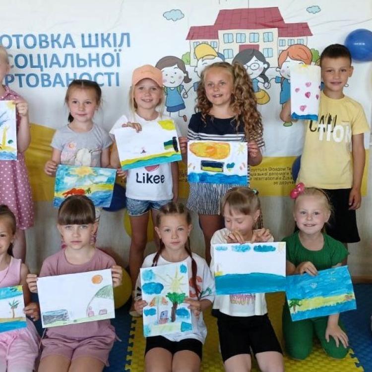 Діти з малюнками